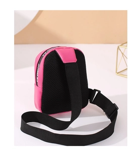 Detalle del respaldo de malla transpirable y correa ajustable del bolso bandolera rosa