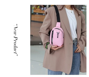 Bolso de pecho de nailon rosa con correa negra ajustable usado por una modelo