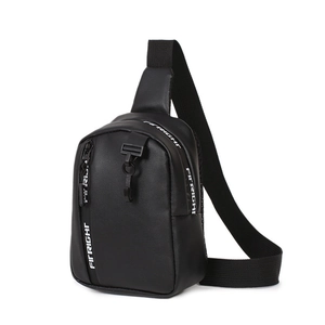 Bolso de pecho minimalista en cuero negro con inscripción FITRIGHT blanca frontal