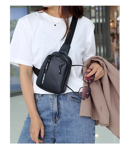 Bolso de pecho cruzado minimalista de cuero negro para mujer con logo FIT RIGHT