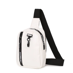 Bolso deportivo bandolera blanco minimalista con correas de logo negro y acabado mate