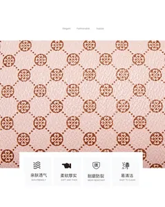 Détail d'un portefeuille en similicuir rose avec motif trèfle et texture grainée