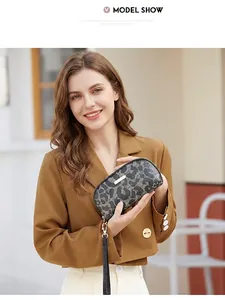 Détail du sac à main en cuir PU imprimé léopard avec fermeture dorée et dragonne amovible