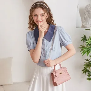 Rosafarbene Mini-Umhängetasche mit Love-Prägung und einer goldenen Kettenriemen
