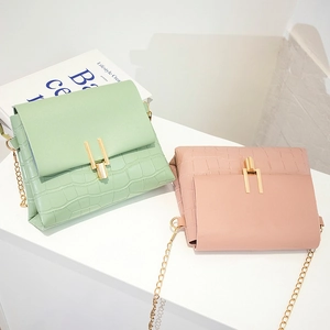 Elegante borsa a tracolla rosa e verde con trama a coccodrillo e fibbia dorata
