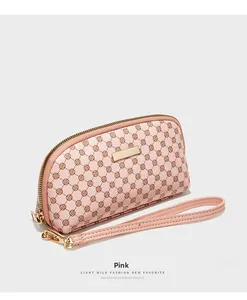 Détail du portefeuille rose en cuir PU avec motif floral et fermeture éclair dorée
