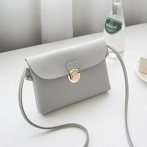 Petit sac bandoulière gris clair en similicuir avec fermoir doré et bandoulière nouée