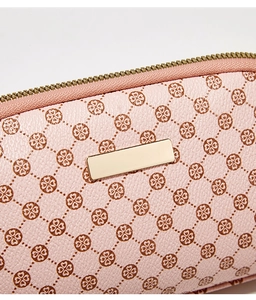 Détail d'un portefeuille rose en cuir PU avec motif floral et fermeture éclair dorée