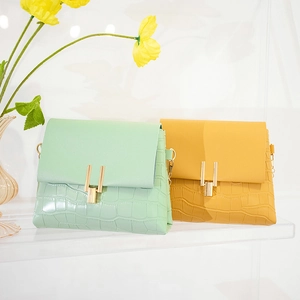 Borse a tracolla alla moda verde menta e giallo con trama coccodrillo e chiusura in metallo