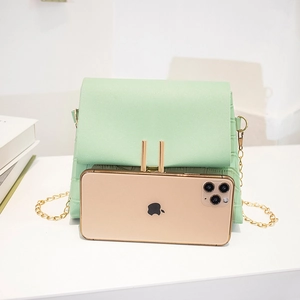 Piccola borsa quadrata verde menta con motivo a coccodrillo e catena dorata