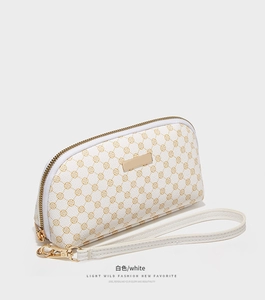 Détails d'une pochette en cuir PU blanc avec motifs dorés et garnitures métalliques