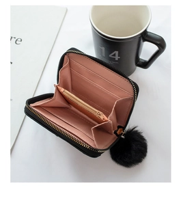 Detalle de billetera negra compacta con ranuras para tarjetas y bolsillo rosa para monedas