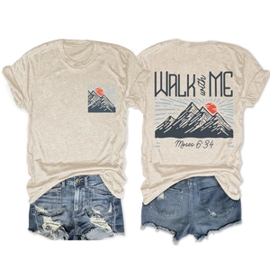 Vue détaillée avant et arrière du t-shirt beige avec imprimé montagne et short en jean