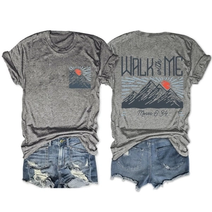 T-shirt gris avec imprimé montagne et coucher de soleil et short en jean usé