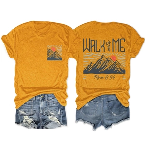 Détail de l'imprimé au dos du t-shirt jaune avec motif de montagne, lever de soleil et texte