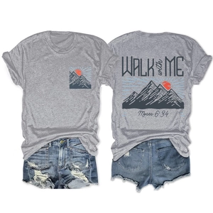 T-shirt gris imprimé montagne et short en jean vieilli avec vue arrière à plat