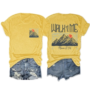 Vue à plat d'un T-shirt jaune à imprimé montagne et d'un short en jean déchiré