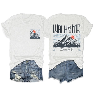 T-shirt blanc avec graphique de montagne et impression Walk with Me au dos