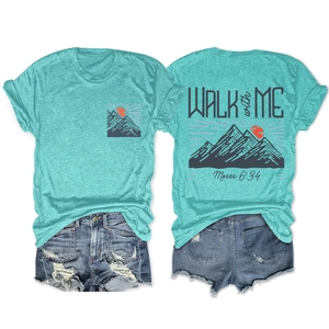 T-shirt bleu clair à col rond avec imprimé montagne et short en jean assorti