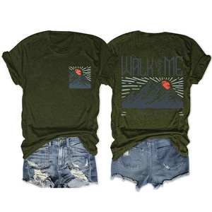 Détail de face et de dos du T-shirt vert col rond avec imprimé montagne et short en denim