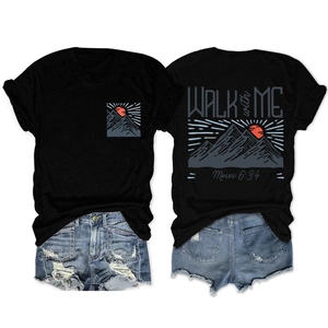 T-shirt noir col rond avec imprimé montagne et short en jean bleu délavé à plat