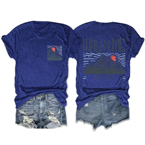 Vue détaillée avant et arrière du t-shirt bleu à col rond avec motif montagne et soleil
