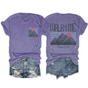 Vues avant et arrière du T-shirt violet avec imprimé Moïse 6:34 et short en denim