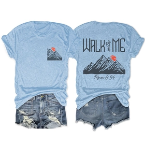 Détail du t-shirt bleu clair avec motif montagne et short en jean vieilli en set