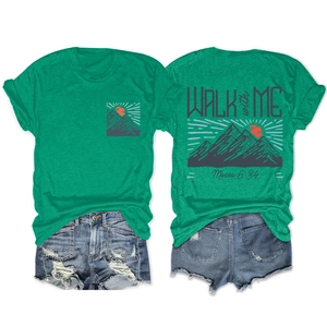 Détail du t-shirt vert à col rond avec imprimé montagne et slogan Walk With Me