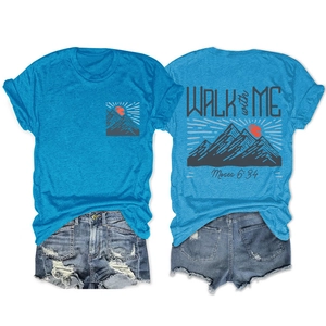 Détail du t-shirt bleu à col rond avec imprimé montagne et texte graphique WALK WITH ME