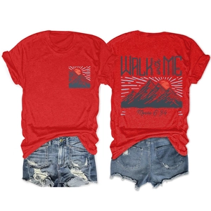 Vues avant et arrière du t-shirt rouge avec imprimé montagne Moïse 6:34 et soleil levant