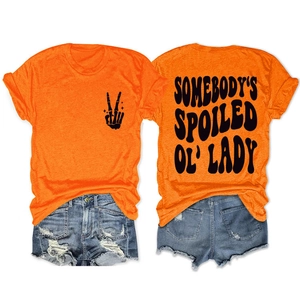 Vue avant et arrière d'un t-shirt orange avec imprimé graphique et short en jean bleu