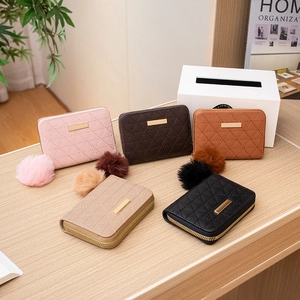 Damen PU Leder Kurze Brieftasche Mit Rautenmuster Und Pompon Anhänger Reißverschluss Münzbeutel Kartenhalter Lässige Tasche