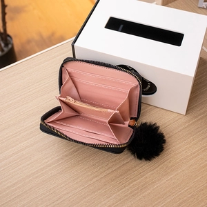 Damen Geldbörse in Schwarz mit Rautenmuster, rosa Futter und Pelz-Pompon