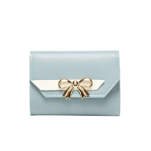 Petit portefeuille bleu clair pour femme avec nœud doré et texture grainée