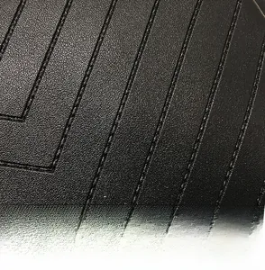 Macro di pelle martellata nera con dettagli di cuciture verticali di alta precisione