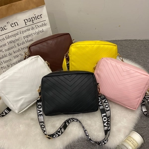 Borsa a Tracolla da Donna in Pelle PU Trapuntata a V Tracolla Larga con Scritta LOVE Borsa Quadrata con Nappa Hardware Oro