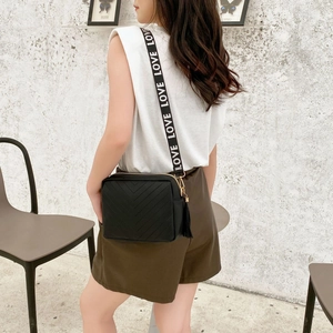Borsa a tracolla trapuntata nera alla moda con motivo chevron e dettaglio con frange