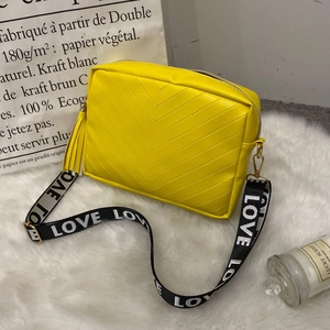 Borsa a tracolla trapuntata gialla alla moda con ampia tracolla LOVE e nappa decorativa