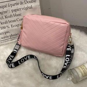 Borsa a tracolla trapuntata rosa con hardware dorato e tracolla ricamata LOVE