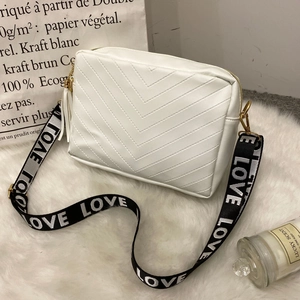 Borsa a tracolla bianca trapuntata a V con cinturino ricamato LOVE e nappa oro