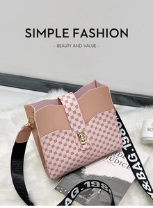 Nahaufnahme der rosa Beuteltasche mit geometrischen Mustern und goldenem Verschluss