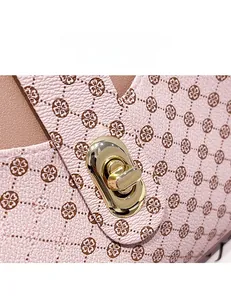 Detail des goldenen Verschlusses an der rosa Leder-Beuteltasche mit Monogramm-Muster