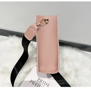 Detailaufnahme der rosa Lederbeuteltasche mit goldenen Haken und Nylon-Schultergurt