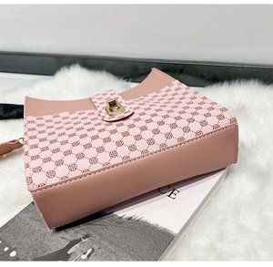 Detailansicht der rosa Beuteltasche mit Monogramm-Muster und goldenem Drehverschluss