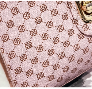 Detailansicht der rosa Beuteltasche mit Litschi-Leder und goldenem Drehverschluss