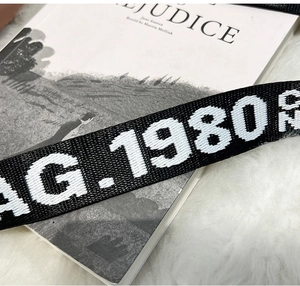 Nahaufnahme des gewebten Schultergurts mit weißem G.1980 und BAG Schriftzug-Stickerei
