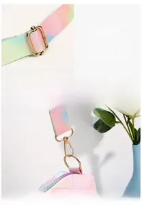 Détail du sac bandoulière rose matelassé avec sangle arc-en-ciel et boucle en métal doré