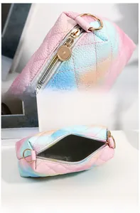 Détail du sac bandoulière matelassé dégradé rose et bleu avec fermeture éclair dorée