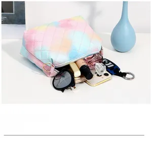 Sac bandoulière matelassé imprimé nuage montrant le rangement interne pour portable